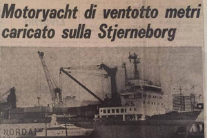 Un yacht à moteur de vingt-huit mètres chargé sur la Stjerneborg